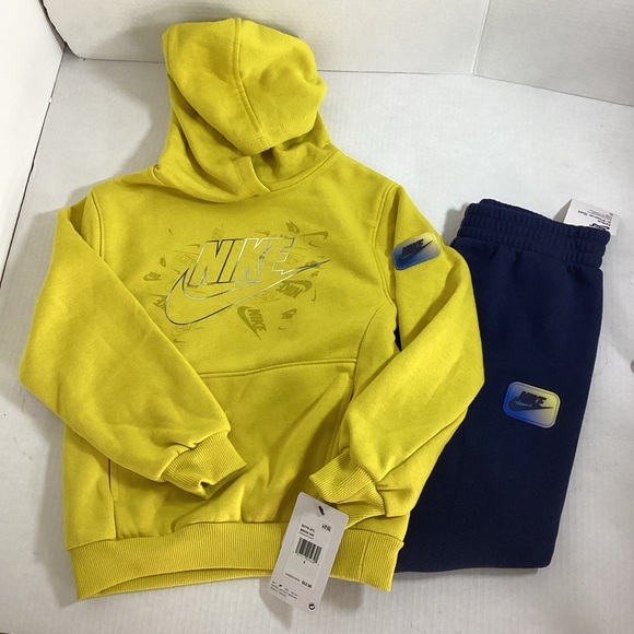 NWT Boys Nike Bright Yellow Sweatshirt size 5/6 - Picture 1 of 6